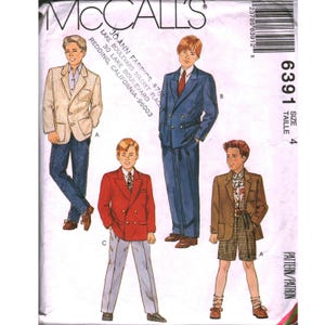 Può includere: Modello di cucito McCall's con illustrazioni di completi e blazer da ragazzo. Il modello include un blazer beige con jeans blu, un completo blu doppiopetto, un blazer rosso doppiopetto con pantaloni grigi e un blazer marrone con pantaloncini a quadri.