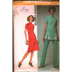 Könnte beinhalten: Simplicity 9807 Schnittmusterumschlag mit einer Illustration eines roten Kleides und einem Foto eines grünen Tunika- und Hosensets mit weißer Verzierung. Der Text enthält Designer Fashion, Size 16, Bust 38, Waist 29, Miss und Fay.