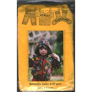 Puede incluir: Un empaque de producto amarillo para Birch Street Clothing con una fotografía de una chaqueta con capucha y un estampado animal colorido. El empaque incluye el texto Birch Street Clothing, Reversible Jacket 2-12 years y Only 3 pieces.