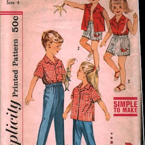 Puede incluir: Patrón Simplicity vintage para ropa de niños, talla 4. La ilustración muestra a niños con conjuntos que incluyen camisas a cuadros rojos y blancos, pantalones azules y pantalones cortos con un diseño de ballena. El patrón está marcado como "Simple de hacer".