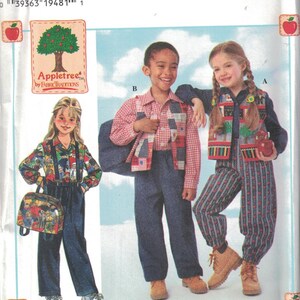 Op de afbeelding: Een naaipatroon voor kinderkleding. Het patroon bevat een rood-wit geruit overhemd, een vest met een kleurrijke print en een blauwe spijkerbroek. Het patroon is van Appletree by Fabric Traditions.