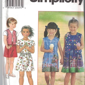 Può includere: Modello di cucito Simplicity numero 7717 per abiti da bambina. Il modello include tre diversi stili di abiti: un abito a quadri rosso e bianco con un gilet, un abito bianco con stampa floreale e un abito blu con una stampa di bambini che giocano. Il modello è per le taglie BB, 5, 6 e 6X.