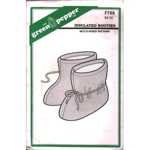 Può includere: Una busta di cartamodello per stivaletti isolanti di The Green Pepper Inc., modello F789. La busta bianca presenta un bordo verde e un disegno al tratto di due stivaletti grigi con una coulisse alla caviglia, etichettato come modello multitaglia.