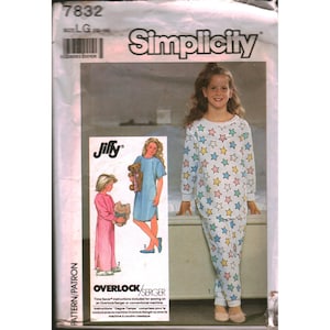 Op de afbeelding: Een Simplicity naaipatroon voor kinderpyjama's. Het patroon toont een meisje in een witte pyjama met kleurrijke sterrenpatronen. Het patroon bevat ook het "Jiffy"-logo en de tekst "OVERLOCK/SERGER".