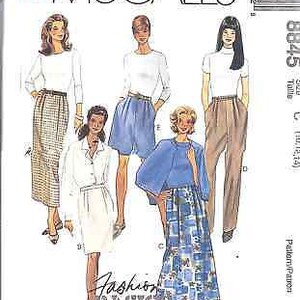 Può includere: Un cartamodello per quattro gonne diverse. Il cartamodello si chiama "Easy McCall's Fashion Basics" e il numero del cartamodello è 8645. Le gonne sono una gonna a quadri, una gonna bianca, un paio di pantaloncini e una gonna fantasia.