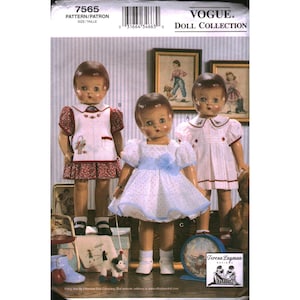 Könnte beinhalten: Vogue Puppenkollektion Muster 7565. Drei Vintage-Puppen werden gezeigt, jede trägt ein anderes Kleid. Die Puppen stehen vor einem Hintergrund mit gerahmten Bildern. Die Musternummer und der Markenname sind oben sichtbar.