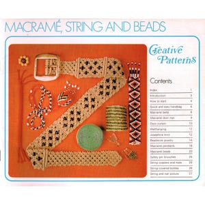 Może przedstawiać: Okładka książki zatytułowana Macramé, String and Beads z Creative Patterns. Przedstawia beżowy pasek makramowy z metalową klamrą, zieloną szpulę sznurka, pasek z koralikami oraz różne drobne przedmioty rzemieślnicze na pomarańczowym tle.