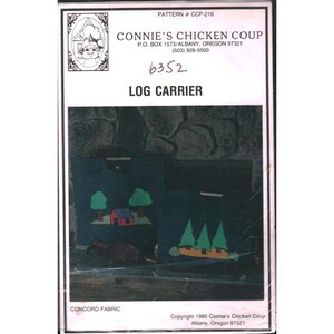 Puede incluir: Un patrón vintage para un portaleña, con el texto "CONNIE'S CHICKEN COUP" y "LOG CARRIER". El diseño incluye una escena de paisaje con árboles y una casa. El patrón es de 1980 y está hecho por Concord Fabric.