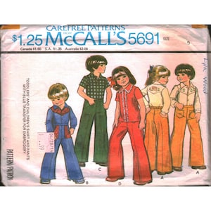 Może przedstawiać: Vintage wzór krawiecki McCall's 5691 na koszule i spodnie dla dzieci. Wzór przedstawia ilustracje dzieci w różnych strojach, w tym spodniach dzwonach i koszulach z kołnierzykiem. Wzór zawiera tekst "Carefree Patterns" i "$1.25".