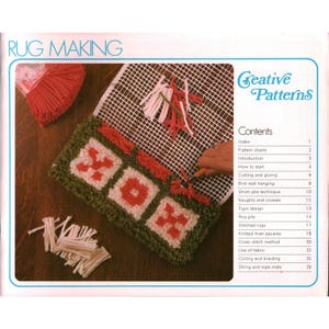 Może przedstawiać: Książka instruktażowa zatytułowana RUG MAKING i Creative Patterns. Okładka przedstawia płótno z siatką, zieloną i pomarańczową włóczkę, narzędzie do robótek ręcznych oraz spis treści zawierający Index, Pattern charts i Bird wall hanging.