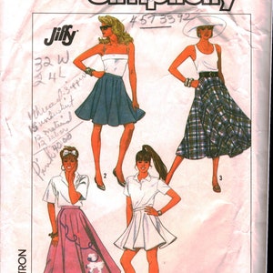 Puede incluir: Patrón de costura Simplicity 8629 con ilustraciones de varias combinaciones de faldas y tops. Los diseños incluyen una falda plisada, una falda caniche y una falda a cuadros. El patrón incluye instrucciones para máquinas Overlock/Serger.