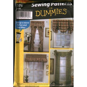 Op de afbeelding: Een Sewing Patterns for Dummies naaipatroonverpakking met vier raamdecoratieontwerpen. De hoes toont illustraties van verschillende gordijnstijlen, waaronder valletjes en gordijnen, voorzien van de tekstlabels A, B, C en D.