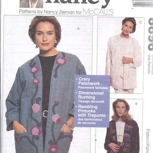 Puede incluir: Patrón de costura para una chaqueta con un diseño de patchwork. El patrón se llama "Crazy Patchwork" y presenta un fruncido dimensional, pliegues abullonados y trapunto. El patrón es de Nancy Zieman para McCall's.