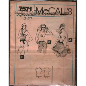 Puede incluir: Un sobre de patrón de costura McCall's 7571 con dibujos lineales en blanco y negro de tres estilos de ropa diferentes etiquetados como A, B y C. El frente muestra ilustraciones de tops y partes inferiores, incluyendo una falda y pantalones.