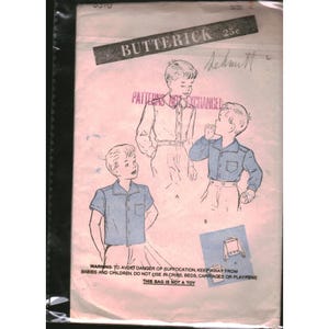 Könnte beinhalten: Vintage Butterick-Schnittmusterpackung mit Illustrationen von Hemden und Hosen für Jungen. Die Packung enthält den Text "PATTERNS NOT EXCHANGED" und eine Warnung vor Erstickungsgefahren. Der Preis ist mit 25 Cent gekennzeichnet.