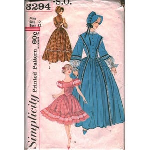 Könnte beinhalten: Simplicity Schnittmuster 3294 für Größe 12, Oberweite 32. Die Hülle zeigt Illustrationen von drei Outfits: ein braun gemustertes Langarmkleid mit Haube, ein einfarbig blaues Langarmkleid mit Haube und ein rot-weiß kariertes Kleid mit Puffärmeln.