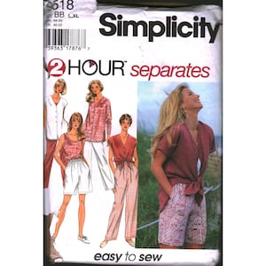 以下が含まれることがあります： 2 Hour separates用のSimplicity 518型紙封筒。カバーには、ボタンダウンシャツ、タンクトップ、ショートパンツ、ズボンなどの衣類のイラストと写真が掲載されています。テキストにはSimplicity、2 HOUR separates、easy to sewと書かれています。