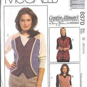 Op de afbeelding: Een naaipatroon voor een vest met drie verschillende stijlen. Het patroon is voor de maten 12, 10 en 10. Het patroon is van McCall's Creative Woman's Sewing Pattern.