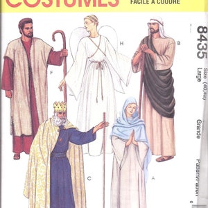 Könnte beinhalten: Ein Schnittmuster für ein Kostümset für eine Weihnachtskrippe. Das Schnittmuster enthält vier Kostüme: einen Hirten, einen Engel, einen Weisen und Maria. Das Schnittmuster ist für Größe groß (40-42).