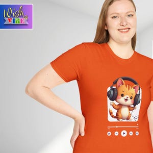 Niedliches Katzenmusik-T-Shirt, lustiges Tier-T-Shirt, Geschenk für Katzenliebhaber, verspieltes Design, oranges Hemd, perfekt für Musikfans