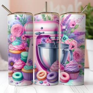 Puede incluir: Un vaso rosa y plateado con una batidora de pie rosa, cupcakes, macarons y donuts. El diseño incluye rosas rosas, lavanda púrpura y otros elementos florales. El vaso tiene una pajita y tapa doradas.