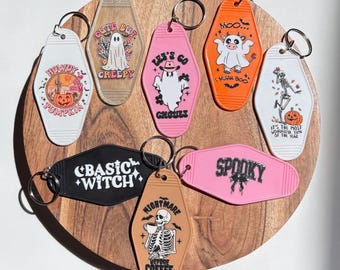 "Spooky Halloween ""Motel"" Keychain: Geist, Kürbis, Hexe Designs."