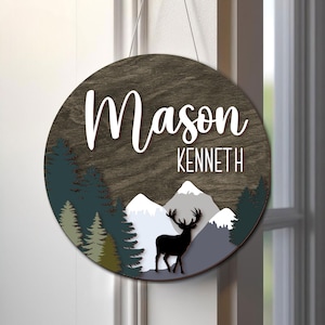 Letrero de madera personalizado con nombre: decoración de pared para habitación infantil con temática forestal, árboles y montañas, regalo para baby shower, redondo, con temática de bosque salvaje.