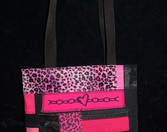 Bolso tote de patchwork rosa y negro, estilo punk reciclado.