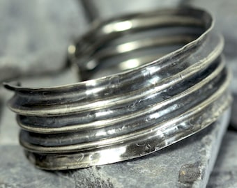 Brazalete Callie - Plata martillada, formada