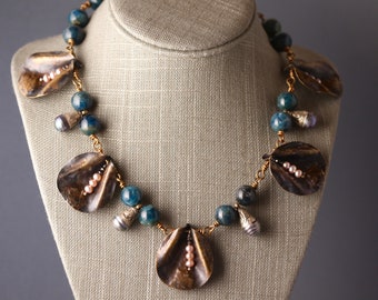 Collar de flores de bronce
