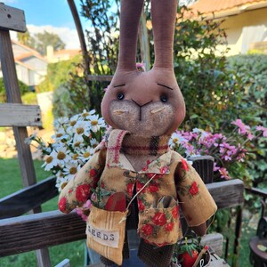 Primitive Spring Garden Rabbit on Stand Doll imagem 4