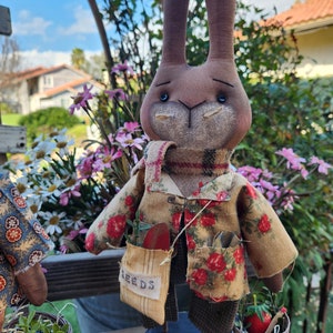 Primitive Spring Garden Rabbit on Stand Doll imagem 10