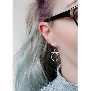 Asymmetrische Omega Ohrringe, Lange Kurze Buchstaben Symbol Ohrringe, Minimalistischer Schmuck