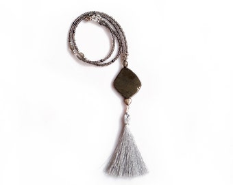 Collier pompon, Long collier en Pyrite, gland de perles collier, collier de Yoga en argent