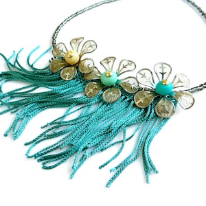 Bloem statement ketting, BIB ketting, Fringe kwastje ketting, Petroleum groene bloem ketting