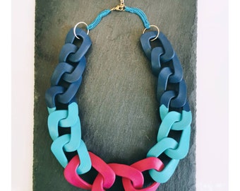 Collier de déclaration Chunky lumineux, collier de chaîne rose bleu, collier d’argile polymère coloré de bloc de couleur