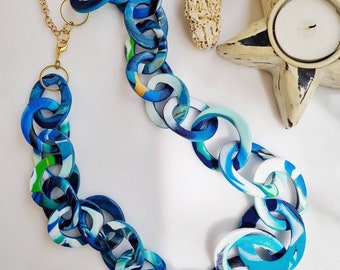 Collana a maglie grosse blu acqua: gioielli fatti a mano in argilla polimerica