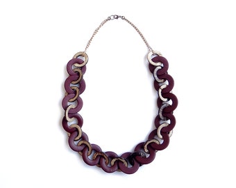 Donkerrode schakelketting, statementketting hout en polymeerklei