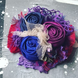 Broche de seda feito à mão com rosas: broche floral azul-púrpura com ametista crua
