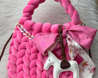 ♥️手編み♥️ハンドメイド♥️ニットバッグ♥️ピンクのバッグ♥️ チャンキーニットクラッチ、チャンキーコットンチューブヤーン