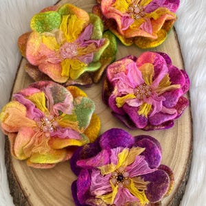 Gevilte lentebloemenbroche: handgemaakte wollen textielpin