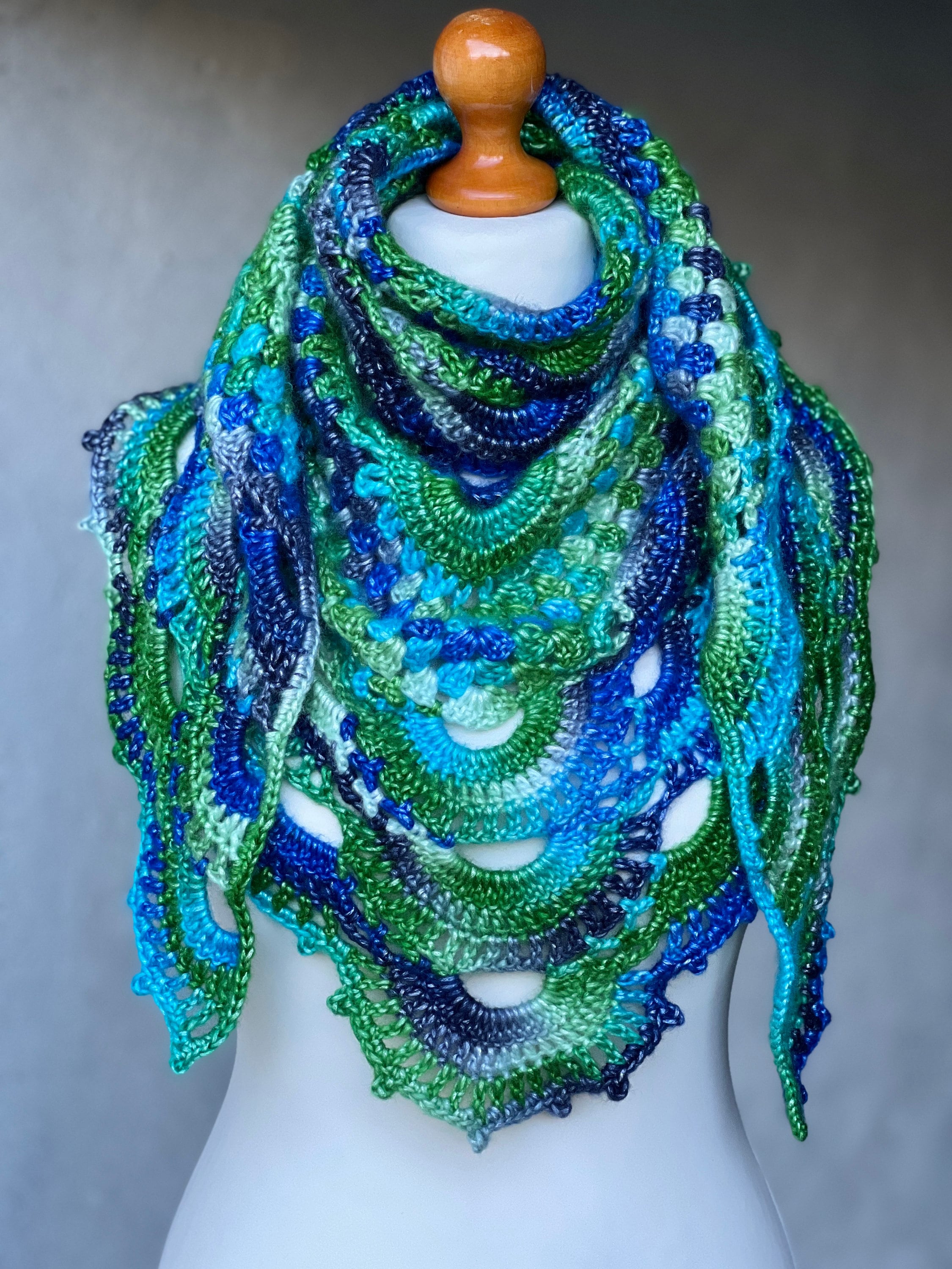 ハンドメイドかぎ針編みショール：グラデーションブルー、ターコイズ
