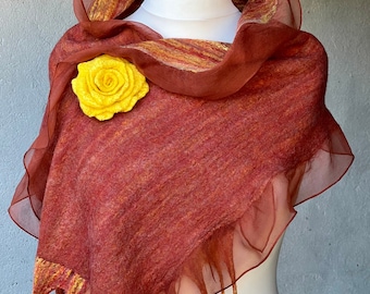 Cachecol Feltrado Nuno: Lã Merino e Chiffon de Seda, Broche Rosa Terracota