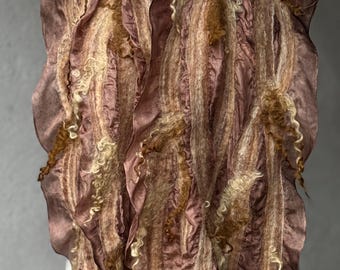 Cachecol Nuno em feltro: xale artesanal em lã e seda, em tons de marrom e bege.