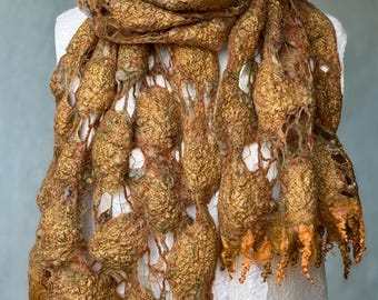 Cachecol artesanal em feltro de lã merino e seda sari, modelo Gingerbread Nuno.