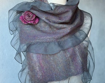 Cachecol Nuno Felted: Xale de lã merino cinza e roxo com broche de rosa