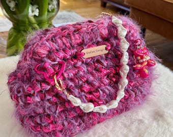 Bolsa de crochê rosa metálico felpudo com alça de pérolas