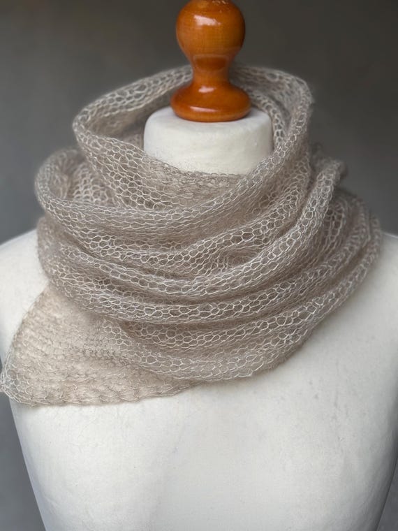 Sciarpa di seta di alpaca beige fatta a mano: scialle leggero