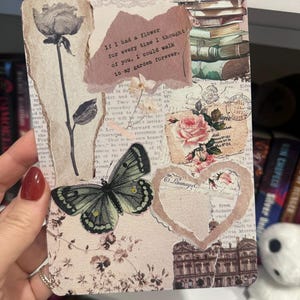 Può includere: Un collage di ritagli di carta vintage con una farfalla, fiori e una citazione che recita "Se avessi un fiore per ogni volta che penso a te, potrei camminare nel mio giardino per sempre."