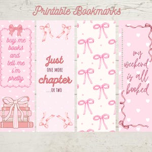 Puede incluir: Cuatro marcap&aacute;ginas imprimibles con fondos rosa y blanco. Los marcap&aacute;ginas presentan diferentes citas e ilustraciones. El primer marcap&aacute;ginas dice "c&oacute;mprame libros y dime que soy bonita". El segundo marcap&aacute;ginas dice "Solo un cap&iacute;tulo m&aacute;s... o dos". El tercer marcap&aacute;ginas tiene un patr&oacute;n repetitivo de lazos rosas. El cuarto marcap&aacute;ginas dice "Mi fin de semana est&aacute; completo".